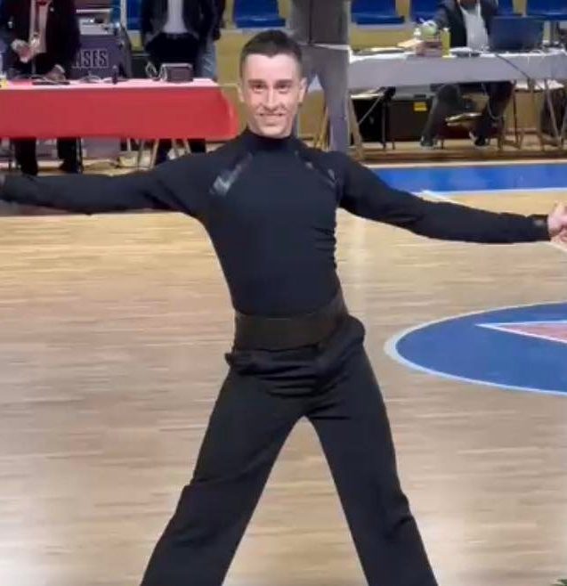 Né à Bordeaux dans une famille qui aime la danse, c’est dès mon plus jeune âge que je découvre ce qui est devenu par la suite ma passion : La danse à deux. D’abord pratiqué dans un cadre familial ou amical, ce n’est qu’à 15 ans en 2006, que je décide de pousser la porte de cours collectifs de danses de salon avec une partenaire du même âge pour m’y investir réellement (cours, stages, soirées … le virus habituel). Embarqué par cette passion, je décide de poursuivre mon apprentissage en devenant compétiteur à partir de 2010. C’est donc autour de professeurs titrés et renommés que j’ai appris à développer mes capacités techniques et artistiques. Parmi eux Nicolas INCHELIN, Charly MOSER et Lydie FOLETTI (anciens champions internationaux et directeurs du grand Feeling Dance Factory Pantin) ainsi que leur brillante élève Audrey BOURGEOIS (Championne de France et ancienne professeur de Jet7Swing), de Dario PIZZO et Karen D’ALBUNDO (vices Champions de France Latines et compétiteurs internationaux professionnels). Porté par ces grand(e)s de la danse, j’ai remporté le championnat régional d’Aquitaine en Danses Latines en 2014 puis en Latines et Standards en 2015 et 2016 en catégorie Adultes (FFD) en représentant les couleurs de Bordeaux. Je suis toujours actuellement sur le circuit de la compétition en Latines et Standards (FFD catégorie Adultes) et continue à me former en tant qu’élève et que professeur. Passionné par la chorégraphie et surtout, porté par un vrai attrait pour la transmission et le partage, je me suis investi progressivement au sein du club où j'étais compétiteur, en donnant des cours/stages puis en chorégraphiant les shows de danses sportives tous les ans pour les manifestations majeures de la danse à Bordeaux (Forum des Associations, Salon des Sports, Lancement DANSEMAG, Dansons sur les Quais, Fête internationale de la Danse…).